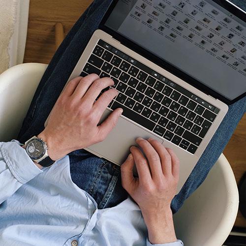 Оставляете online-заявку с выбранным автомобилем. Наш менеджер свяжется с Вами в ближайшее время